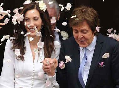 Paul McCartney cuoi vo kem 17 tuoi hinh anh