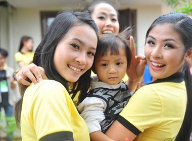 Cac Hoa hau len tieng ve vu 'tu thien 1,5 trieu dong' hinh anh