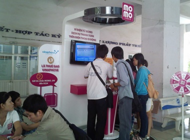 Vietcombank va MoMo dong hanh cung sinh vien hinh anh