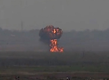 Chien dau co Trung Quoc boc chay sau man bay bieu dien hinh anh