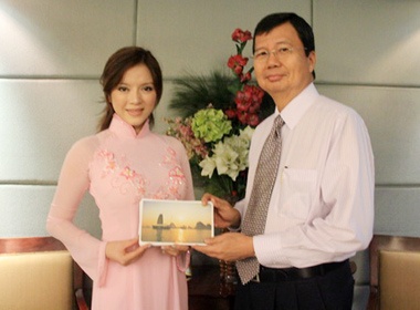 Ly Nha Ky den Philippines quang ba cho vinh Ha Long hinh anh