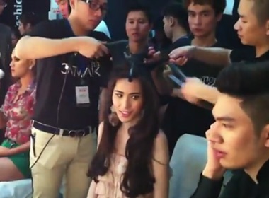 Can canh lam toc cho Thuy Tien o Dep Fashion Show hinh anh