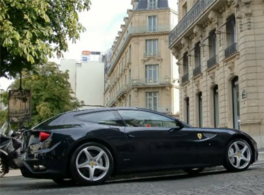 Video Ferrari FF khoe dang tren duong pho Paris hinh anh
