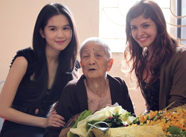 Ngoc Trinh gian di di tham me Viet Nam anh hung hinh anh