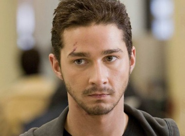 Shia LaBeouf bi danh dui dui tren pho hinh anh