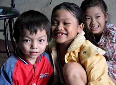 Me mu chu, con 3 tuoi doc tu dung biet doc hinh anh