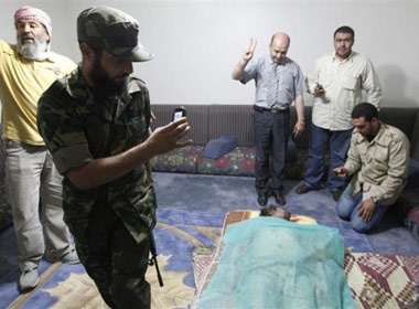 Lanh dao the gioi mau thuan ve cai chet cua Gaddafi hinh anh