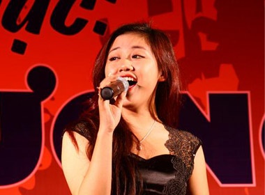 Sinh vien DH Phuong Dong chay het minh cung Van Mai Huong hinh anh