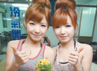 Hai my nu sinh doi lap nghiep bang nghe ban khoai lang hinh anh