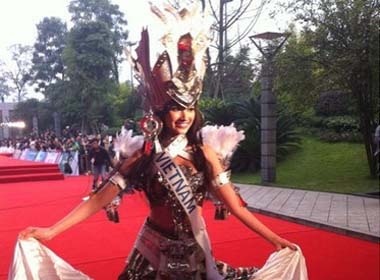 Truc Diem long lay trong trang phuc dan toc hinh anh