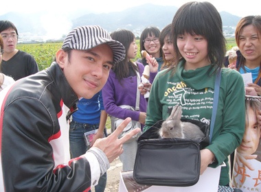 Dan Truong xi tin ben khan gia Nhat Ban hinh anh