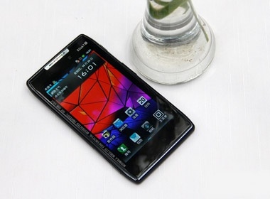 Can canh 'de' mong nhat hanh tinh Motorola Droid Razr hinh anh