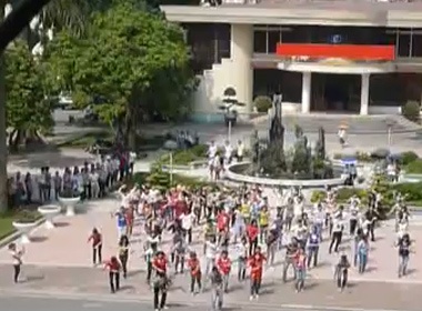 100 SV nhay flashmob lam nao dong Hoc vien Bao chi hinh anh
