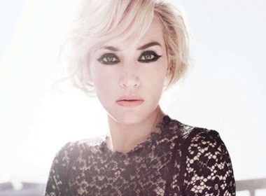 Kate Winslet co dien ao chip trong con hoa hoan hinh anh