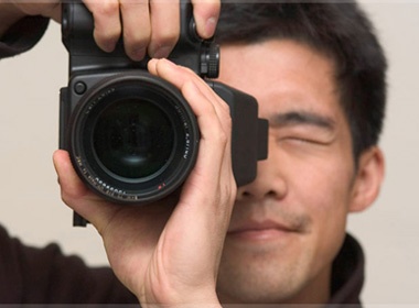 Nguyen ly hoat dong cua may anh 'chup truoc, lay net sau' hinh anh