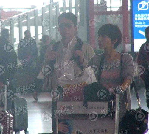 Vang vo, Luong Trieu Vy di cung co gai la hinh anh