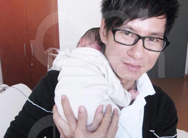 Ly Hai khoe anh con trai moi sinh hinh anh