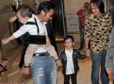 Ta Dinh Phong be con di sinh nhat hinh anh