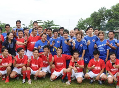 Ly Hai tang nha va hoc bong cho hoc sinh ngheo hinh anh