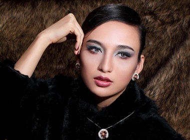 Hoa hau Ngoc Diem sang trong cung sac den hinh anh