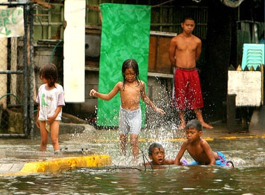 240.000 tre em chau A chet vi lu lut moi nam hinh anh