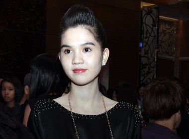 Ngoc Trinh 'kin cong cao tuong' di xem thoi trang hinh anh