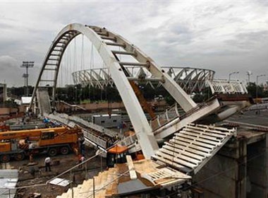 30 nguoi chet duoi vi sap cau o An Do hinh anh