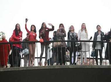 Thuy Vy mat co hoi voi phan thi Hoa hau bien hinh anh