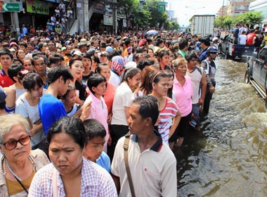 Dan Bangkok do xe chat kin cau vuot de tranh lut hinh anh