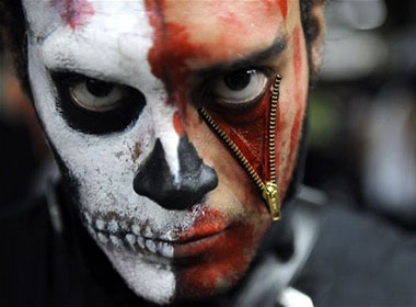 'Thay ma' tran ngap duong pho trong dem Halloween hinh anh