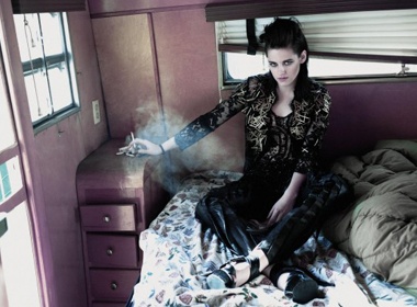 Nang Bella cuc ngau voi trang phuc den hinh anh