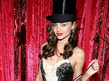 Miranda Kerr dien do Halloween 'sieu sexy' hinh anh