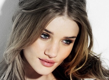 Hoc bi quyet cham soc da cua Rosie-Huntington Whiteley hinh anh