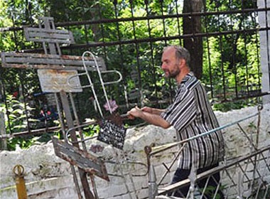 Bi bat vi giau 20 bo xuong nguoi trong nha hinh anh