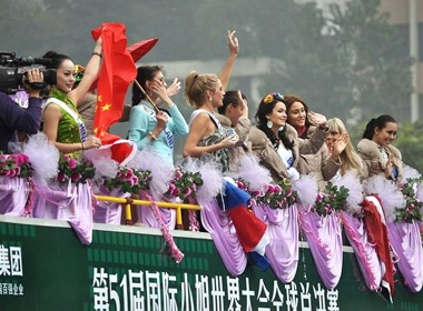 Thi sinh Hoa hau Quoc te dieu hanh an tuong tren pho hinh anh