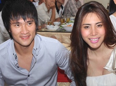 Cong Vinh hon ho di hoi cuoi Thuy Tien hinh anh