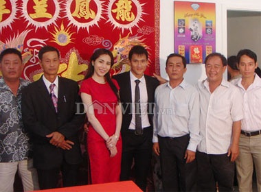 Hai nam nua, Cong Vinh - Thuy Tien moi to chuc cuoi hinh anh