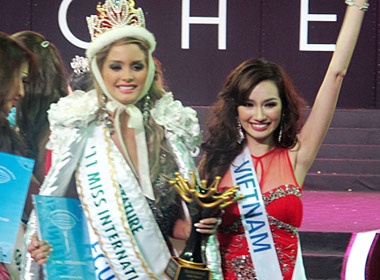 Truc Diem lot top 15 Hoa hau Quoc te hinh anh