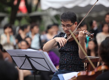 Dan nhac giao huong bieu dien tren duong pho Ha Noi hinh anh