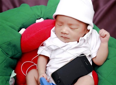 Ly Hai day con trai nghe nhac hinh anh