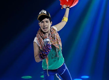Y Thanh bui bam voi phong cach duong pho hinh anh