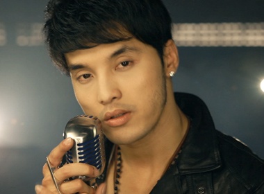 Ung Hoang Phuc sang tac ca khuc tang ban gai hinh anh