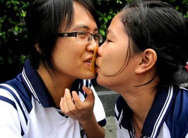 Sinh vien Ngan Hang ‘mi’ nhau trong tro choi ‘Test IQ’ hinh anh