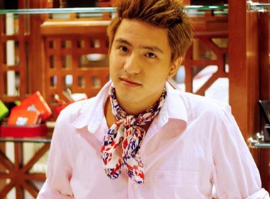 Tang Nhat Tue va bat mi thu vi khi... mua bung hinh anh