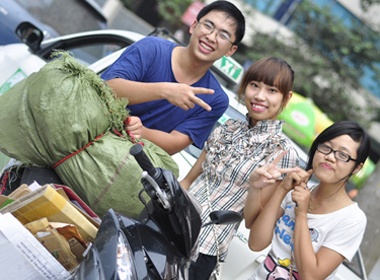 Khi nguoi tre di tiec xin... vo lon mang ve hinh anh
