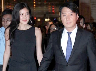 Vo chong Le Minh tay trong tay bat chap tin don ran nut hinh anh