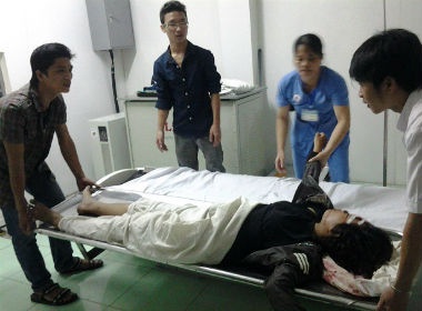 Cau sinh vien ngheo nua dem vay tien giup nguoi gap nan hinh anh