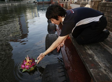 Bat chap lu lut, nguoi Thai van to chuc le hoi tha hoa dang hinh anh