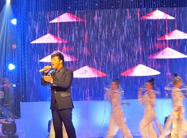 Su that dang sau liveshow ca si hai ngoai gia 'khung' hinh anh