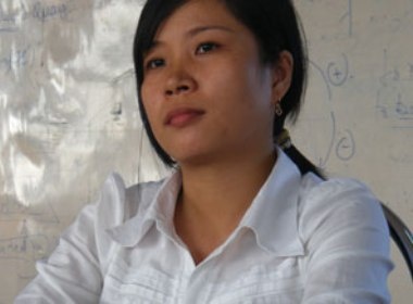 Co giao danh hang loat hoc sinh bang can choi hinh anh